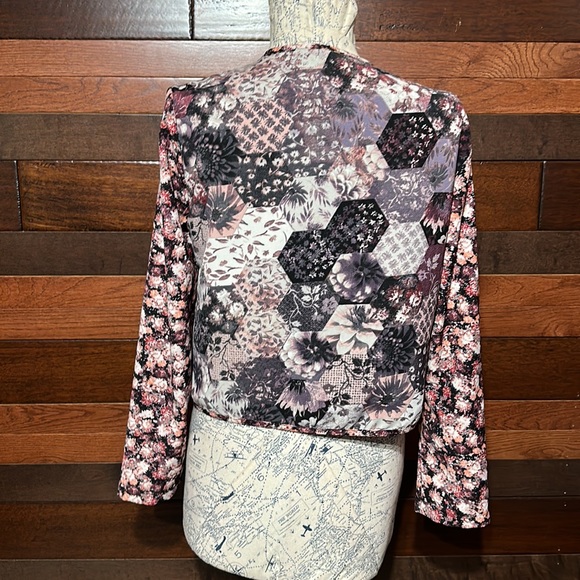 Xhilaration Open Front Long Sleeve Quilted Floral Blazer - Picture 8 of 10